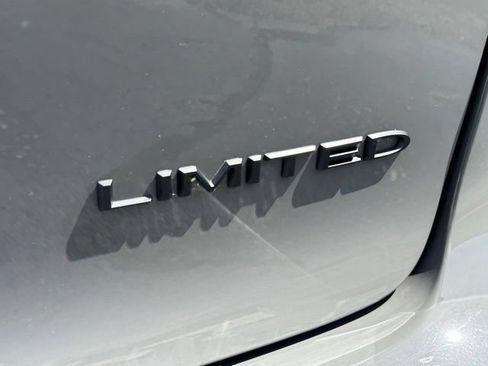 Used 2025 Chrysler Pacifica Limited FWD image 7