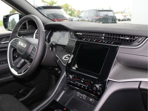 New 2025 Jeep Grand Cherokee Altitude image 24