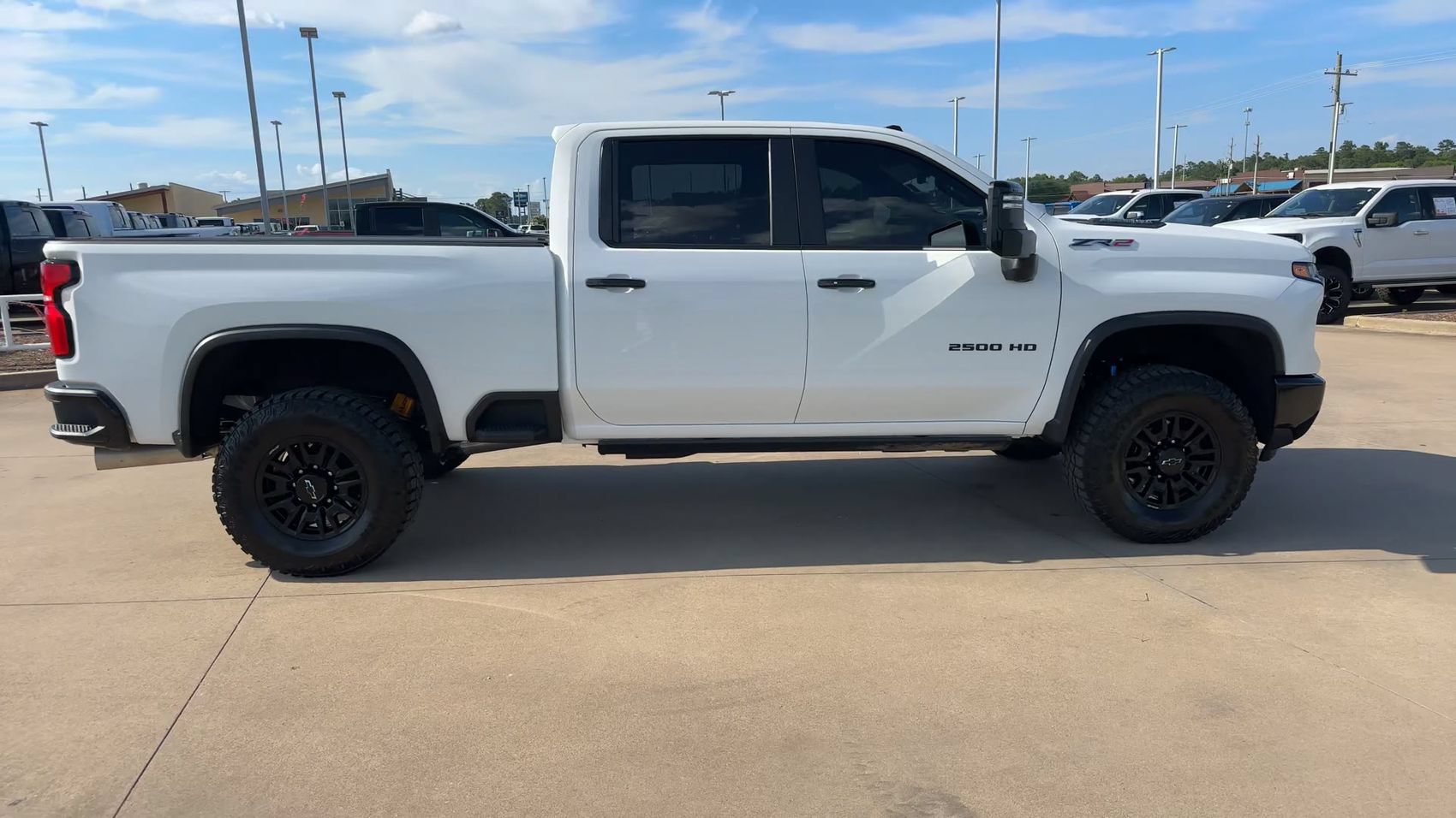 Used 2025 Chevrolet Silverado 2500 ZR2 w/ Technology Package AWD/4WD image 9