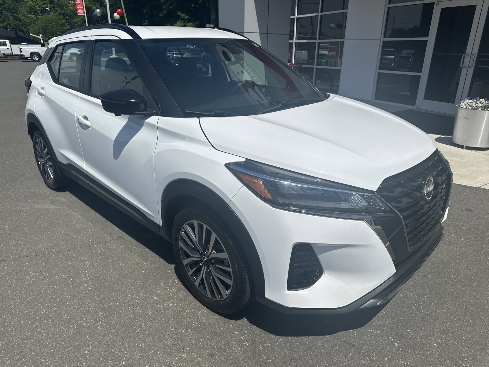 Used 2024 Nissan Kicks SR FWD image 2