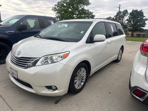 Used 2016 Toyota Sienna XLE Premium w/ Cargo Management Package FWD image 1
