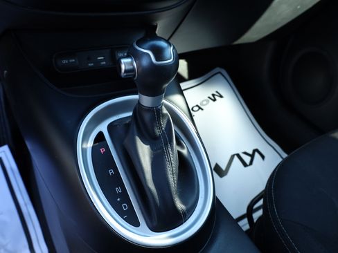 Used 2017 Kia Soul + image 9