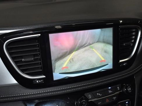 Certified 2025 Chrysler Pacifica Limited image 16