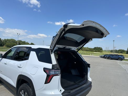 Used 2026 Chevrolet Equinox LT w/ Convenience Package II AWD/4WD image 18