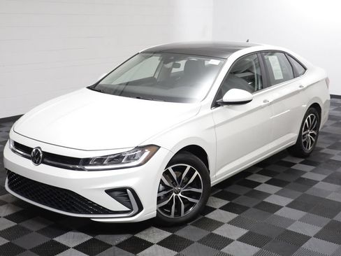 Used 2025 Volkswagen Jetta SE w/ Sunroof Package FWD image 2