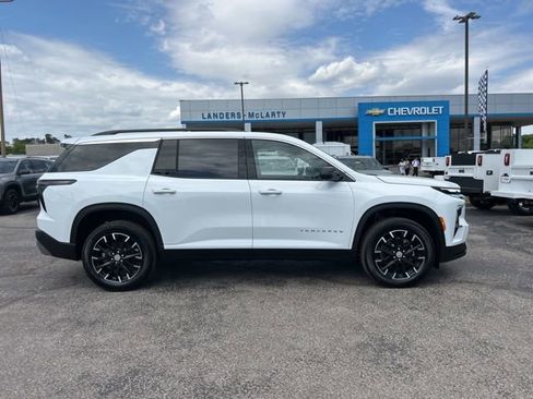 New 2026 Chevrolet Traverse LT w/ Sun and Wheel Package FWD image 2
