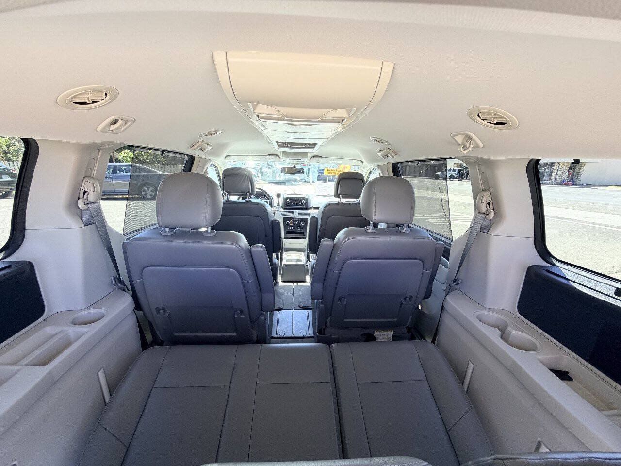 Used 2011 Volkswagen Routan SE FWD image 21