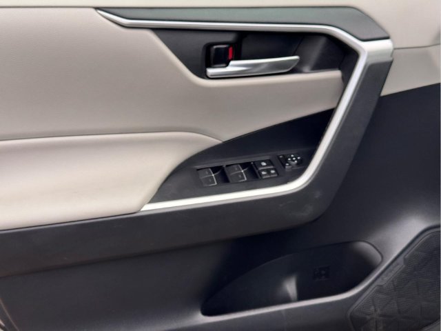 Used 2022 Toyota RAV4 XLE AWD/4WD image 16