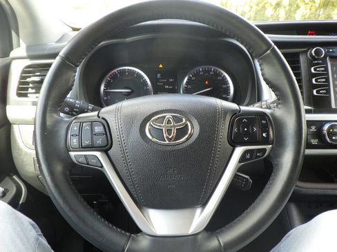Used 2019 Toyota Highlander XLE image 22
