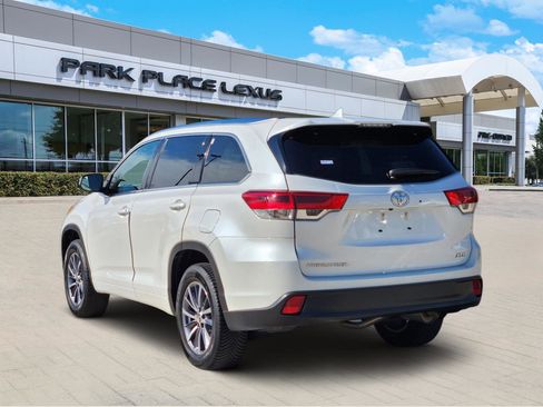 Used 2018 Toyota Highlander XLE image 4