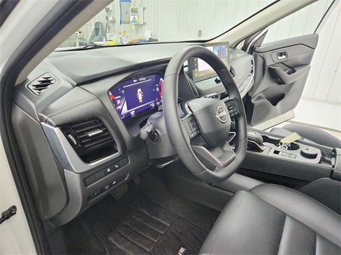 Used 2025 Nissan Rogue SL w/ Tech Package image 18