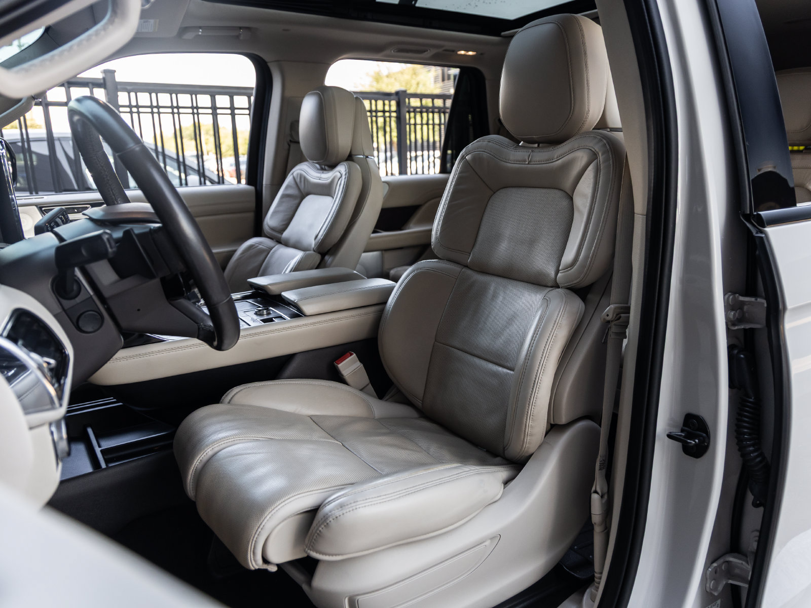 Used 2021 Lincoln Navigator Reserve w/ Luxury Package RWD image 24