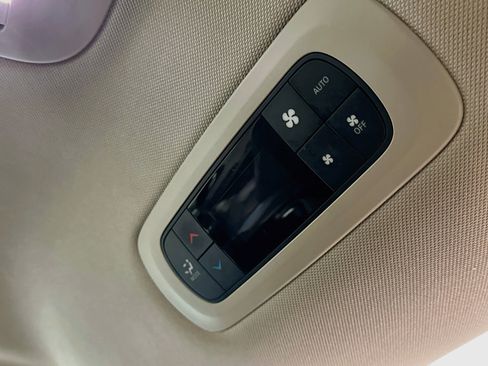 Used 2024 Chrysler Pacifica Touring-L FWD image 27