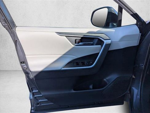 Used 2021 Toyota RAV4 XLE image 21