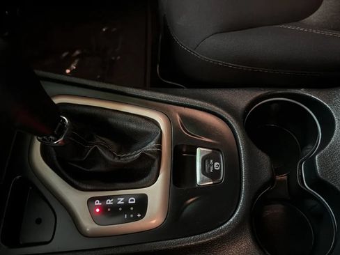 Used 2018 Jeep Cherokee Latitude w/ Altitude Package FWD image 12