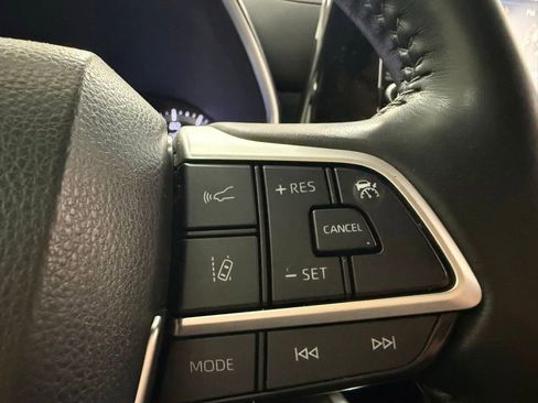 Used 2022 Toyota Highlander XLE FWD image 19