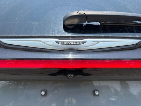 Certified 2023 Chrysler Pacifica Limited FWD image 17