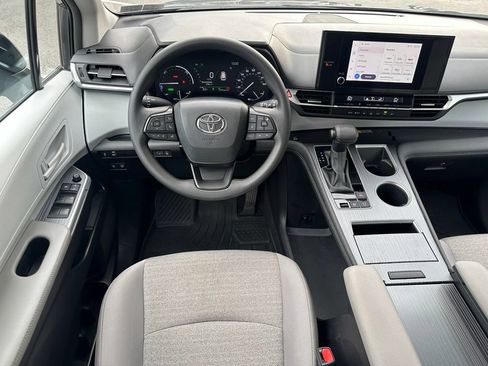 Used 2025 Toyota Sienna LE AWD/4WD image 14