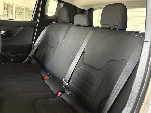 Used 2019 Jeep Renegade Latitude w/ Cold Weather Group FWD image 37