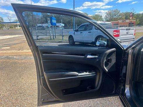 Used 2023 Chrysler 300 Touring image 18