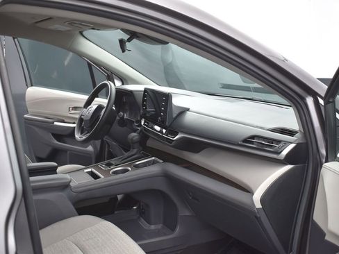 Used 2024 Toyota Sienna LE image 28