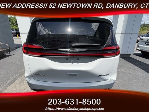 Used 2022 Chrysler Pacifica Touring-L FWD image 4