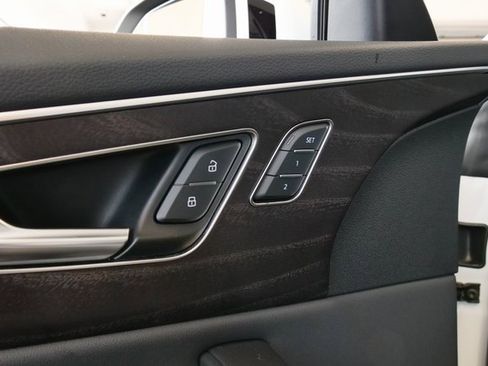 Used 2023 Audi Q8 Premium image 13