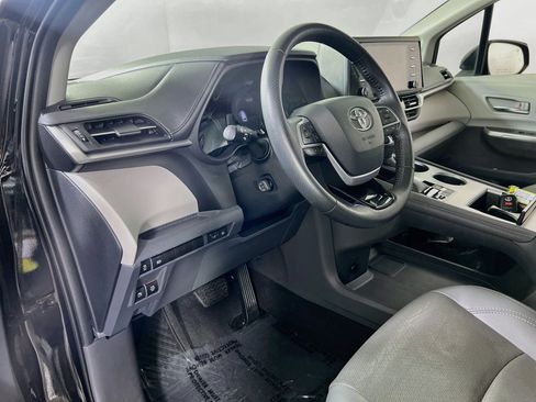 Used 2021 Toyota Sienna Limited AWD/4WD image 9