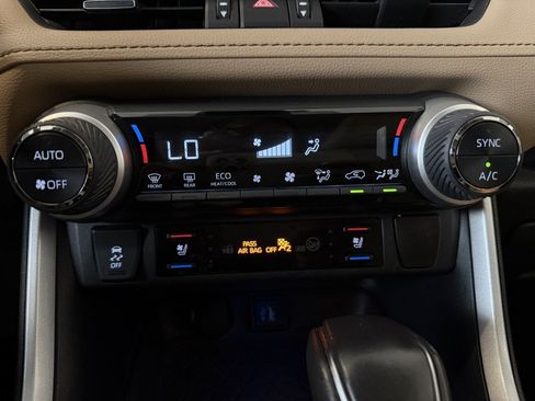 Used 2025 Toyota RAV4 Limited AWD/4WD image 38