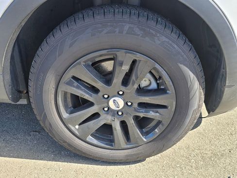 Used 2018 Ford Explorer XLT w/ Equipment Group 202A image 5