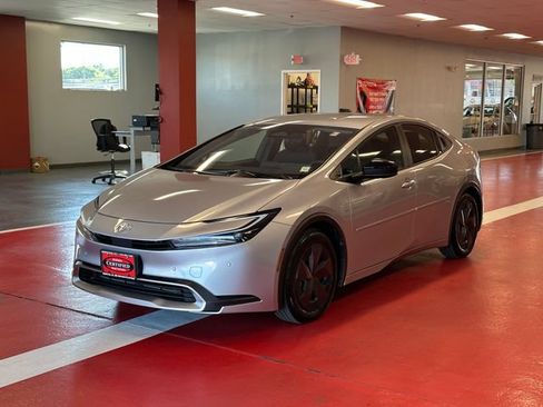 Used 2025 Toyota Prius Plug-In Hybrid FWD image 7
