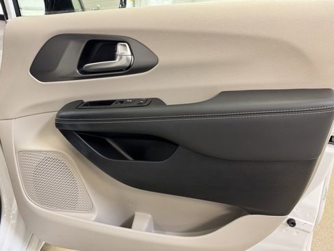 Used 2024 Chrysler Pacifica Touring-L image 28