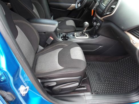 Used 2017 Jeep Cherokee Sport w/ Cold Weather Group image 6