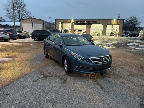 Used 2017 Hyundai Sonata SE image 1