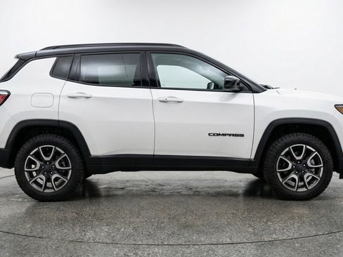 Used 2025 Jeep Compass Trailhawk image 11