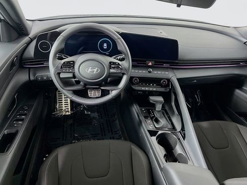 Certified 2025 Hyundai Elantra SEL image 21
