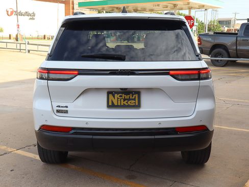 Used 2023 Jeep Grand Cherokee Altitude image 13