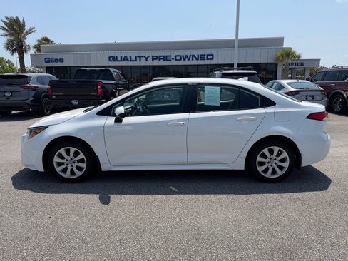 Used 2022 Toyota Corolla LE FWD image 2