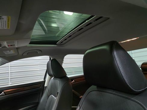 Used 2022 Volkswagen Passat 2.0T image 17