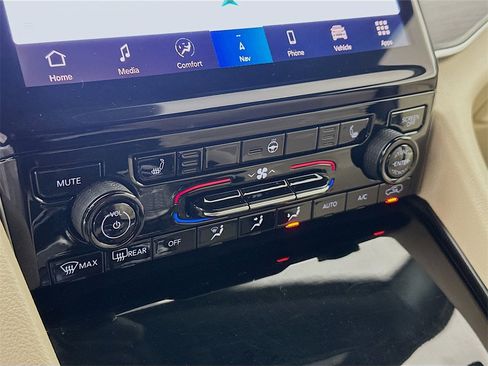 Used 2024 Jeep Grand Cherokee Limited image 16