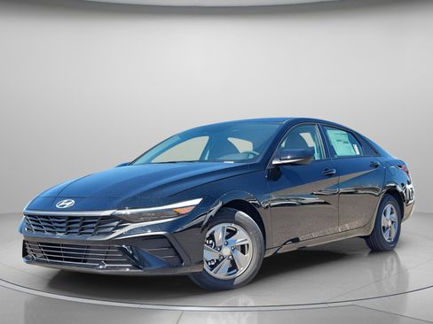 New 2026 Hyundai Elantra SE image 2