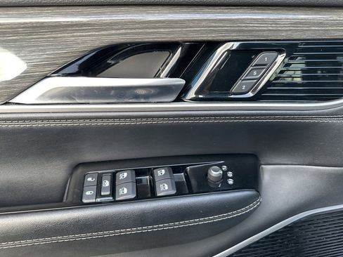 Used 2022 Jeep Wagoneer Series III w/ Premium Group I image 18