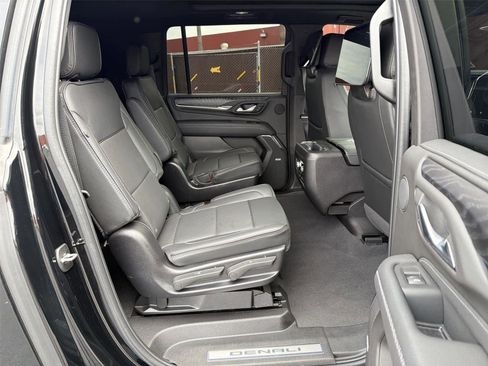 Used 2023 GMC Yukon XL Denali w/ Advanced Technology Package AWD/4WD image 14