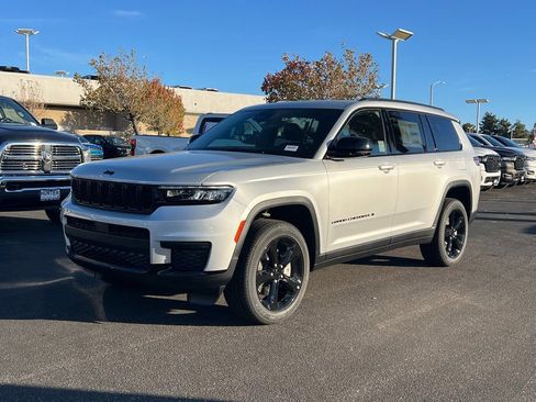 New 2025 Jeep Grand Cherokee L Altitude image 2