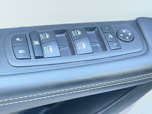 Used 2023 Chrysler Pacifica Limited FWD image 14