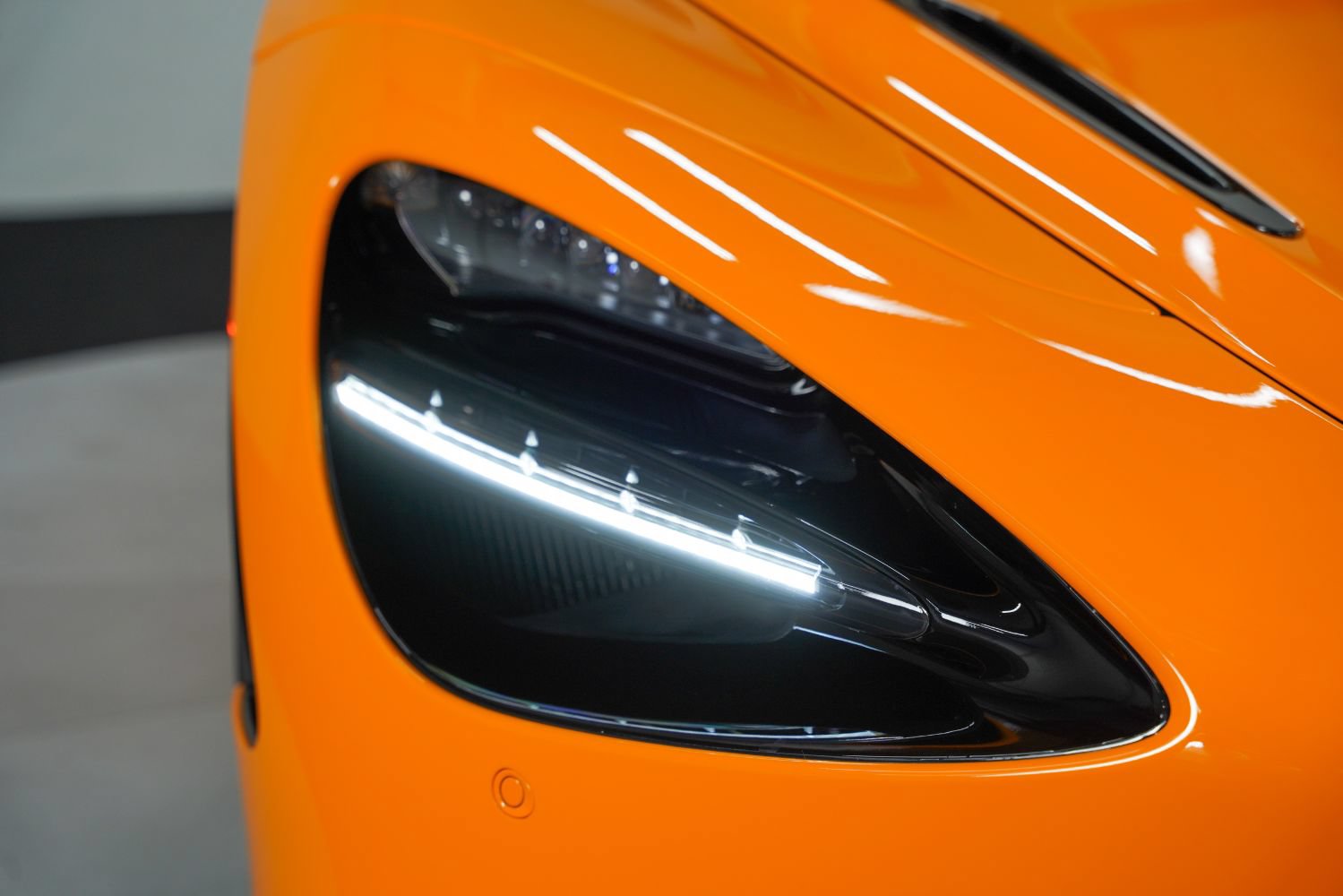 Used 2024 McLaren 750S Spider RWD image 11