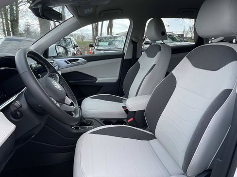 New 2026 Volkswagen Taos SE FWD image 18