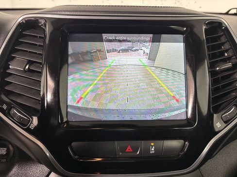 Used 2022 Jeep Cherokee Limited image 18