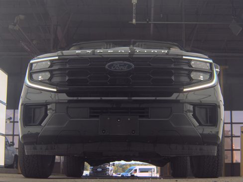 Used 2025 Ford Expedition Active AWD/4WD image 9