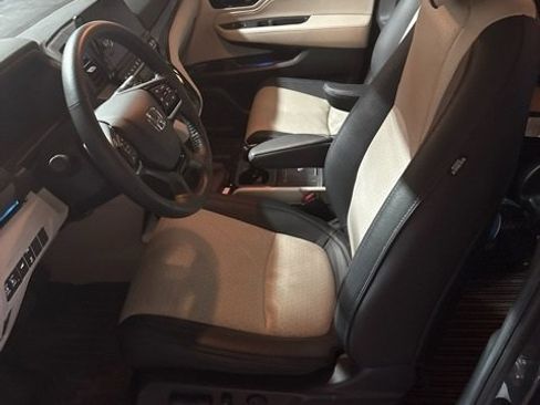 Used 2025 Honda Odyssey Elite image 3